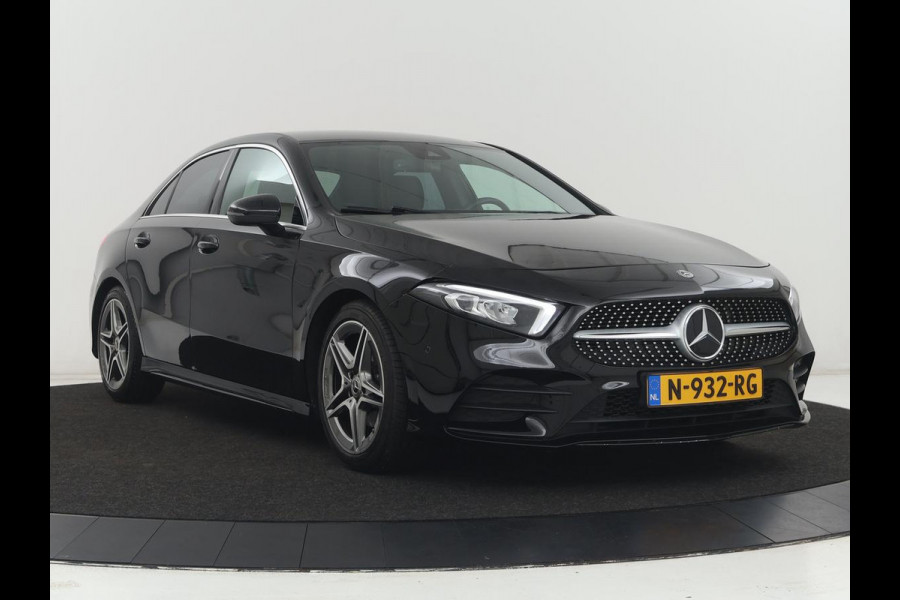 Mercedes-Benz A-Klasse 200 Business Solution AMG | Stoelverwarming | Carplay | Leder/Alcantara | Camera | Sfeerverlichting | Park Assist | Climate control | Full LED | Bluetooth | Cruise control