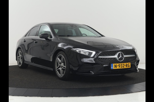 Mercedes-Benz A-Klasse 200 Business Solution AMG | Stoelverwarming | Carplay | Leder/Alcantara | Camera | Sfeerverlichting | Park Assist | Climate control | Full LED | Bluetooth | Cruise control