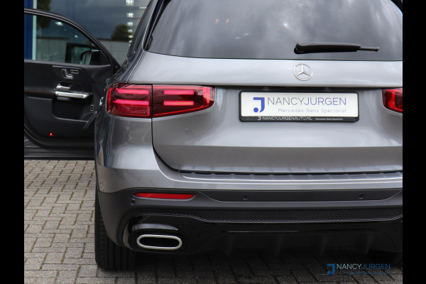 Mercedes-Benz Glb 200 AMG | 7 P. | Adapt. Cruise Control | El. Pano | MBUX | Memory Pakket | Winter Pakket | Ambiente | Elektr. Klep | Spiegel Pakket | Inparkeer Pakket | Fabrieksgarantie tot 24-01-2029!