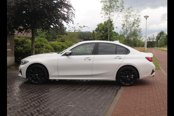 BMW 3-serie 320i Business Edition Plus | Camera | Apple Carplay | Leer | Cruise Control | Dealeronderhouden |