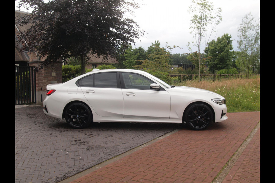 BMW 3-serie 320i Business Edition Plus | Camera | Apple Carplay | Leer | Cruise Control | Dealeronderhouden |