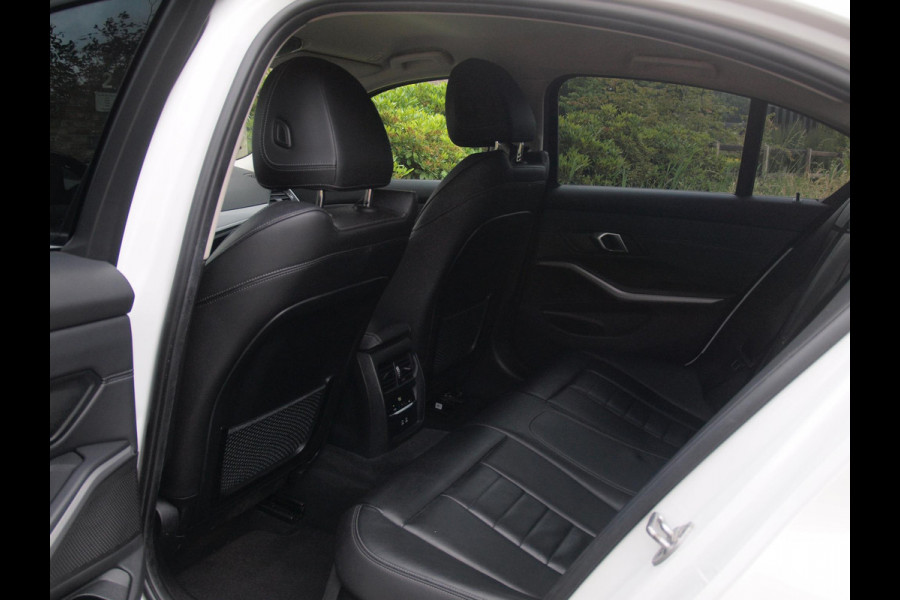 BMW 3-serie 320i Business Edition Plus | Camera | Apple Carplay | Leer | Cruise Control | Dealeronderhouden |