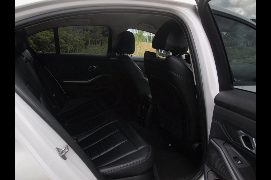 BMW 3-serie 320i Business Edition Plus | Camera | Apple Carplay | Leer | Cruise Control | Dealeronderhouden |