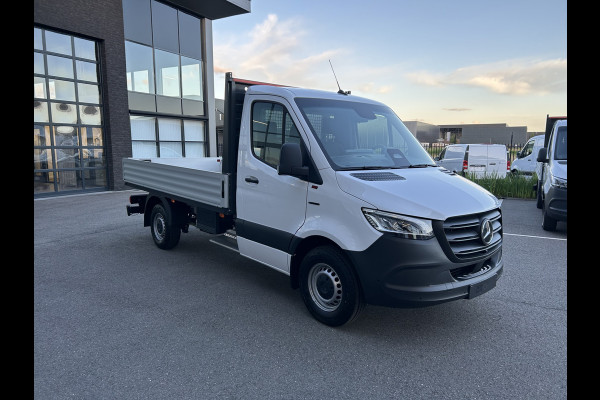 Mercedes-Benz eSprinter 320 L2 Select 81kWh / Snel laden 115kw / Open laadbak / Trekhaak / Distronic / MBUX / Smartphone-intergratie / Camera