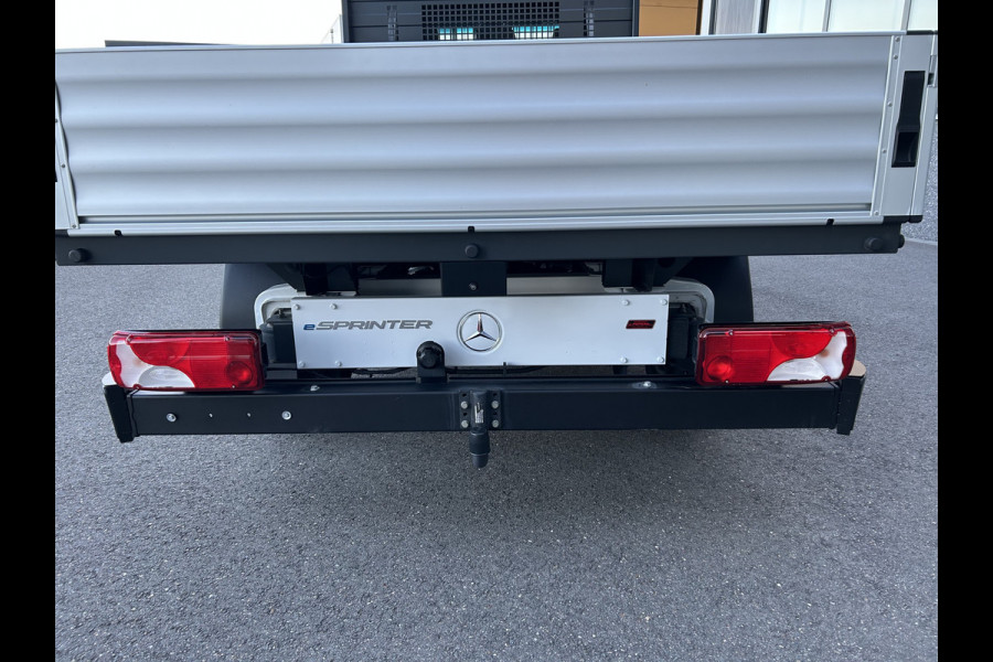 Mercedes-Benz eSprinter 320 L2 Select 81kWh / Snel laden 115kw / Open laadbak / Trekhaak / Distronic / MBUX / Smartphone-intergratie / Camera