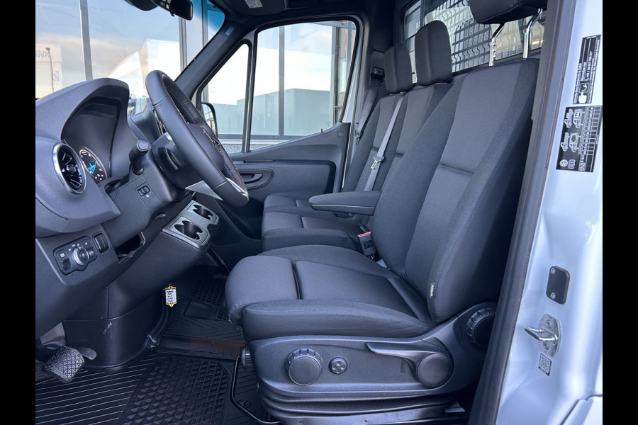 Mercedes-Benz eSprinter 320 L2 Select 81kWh / Snel laden 115kw / Open laadbak / Trekhaak / Distronic / MBUX / Smartphone-intergratie / Camera