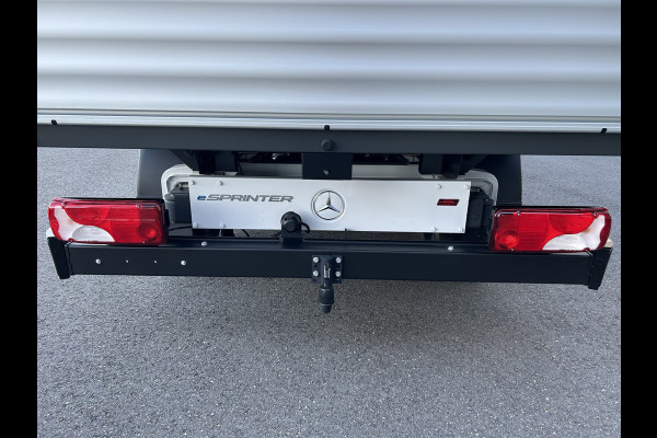 Mercedes-Benz eSprinter 320 L2 Select 81kWh / Snel laden 115kw / Open laadbak / Trekhaak / Distronic / MBUX / Smartphone-intergratie / Camera