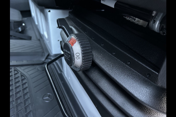 Mercedes-Benz eSprinter 320 L2 Select 81kWh / Snel laden 115kw / Open laadbak / Trekhaak / Distronic / MBUX / Smartphone-intergratie / Camera