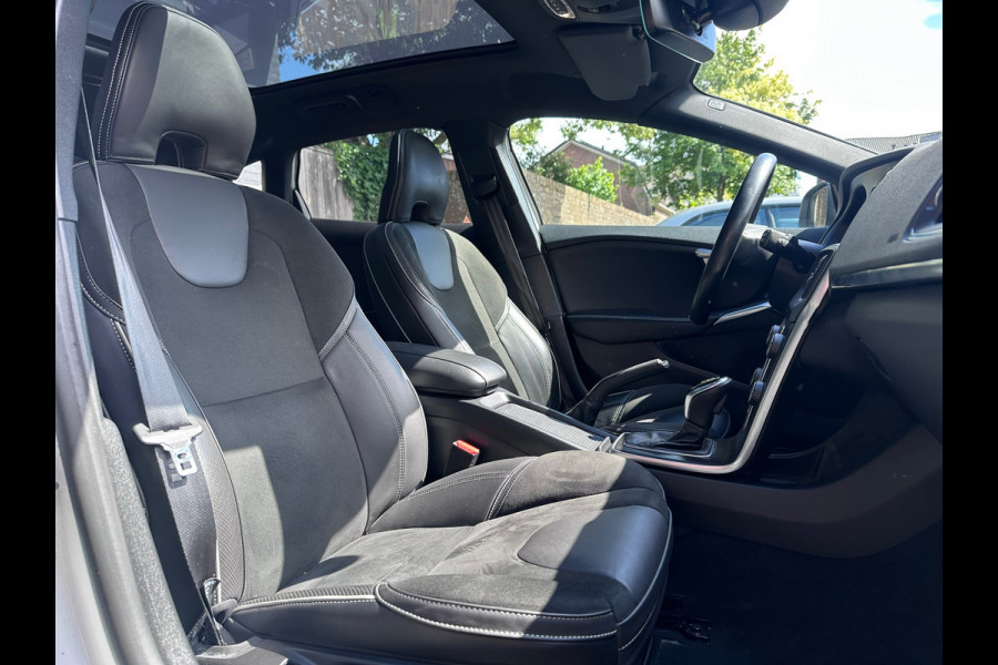 Volvo V40 1.5 T3 Polar+ Sport R-DESIGN / DOH / AUTO / PANO / NAP