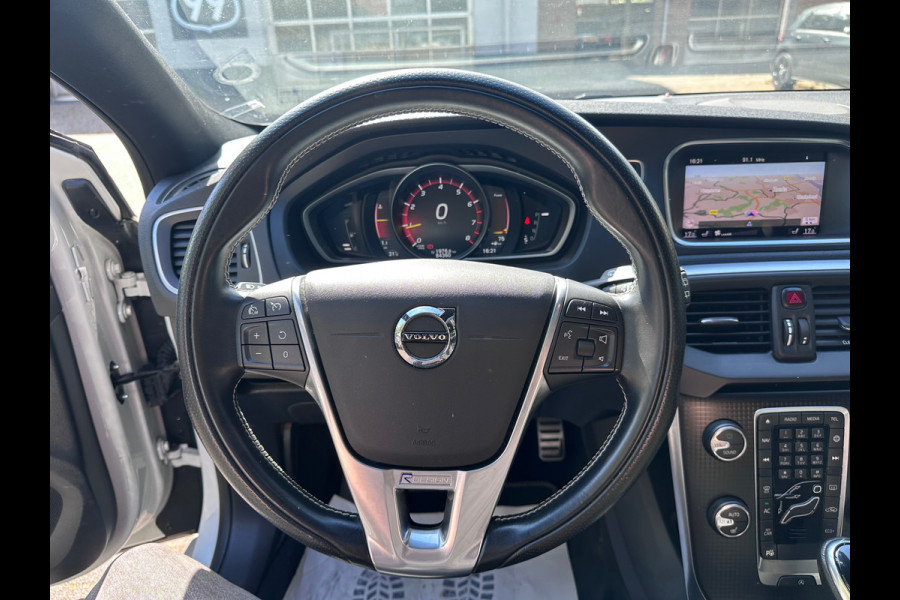 Volvo V40 1.5 T3 Polar+ Sport R-DESIGN / DOH / AUTO / PANO / NAP