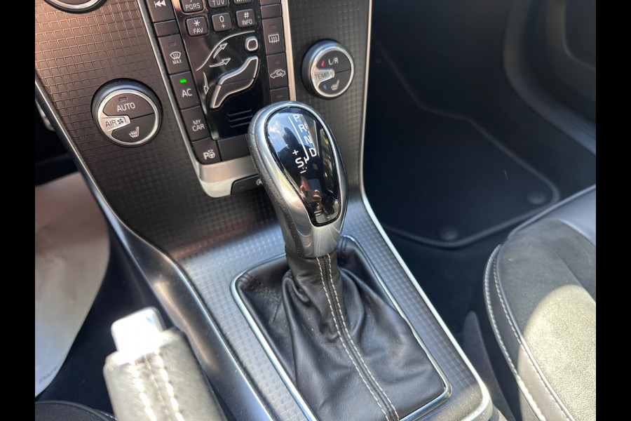 Volvo V40 1.5 T3 Polar+ Sport R-DESIGN / DOH / AUTO / PANO / NAP