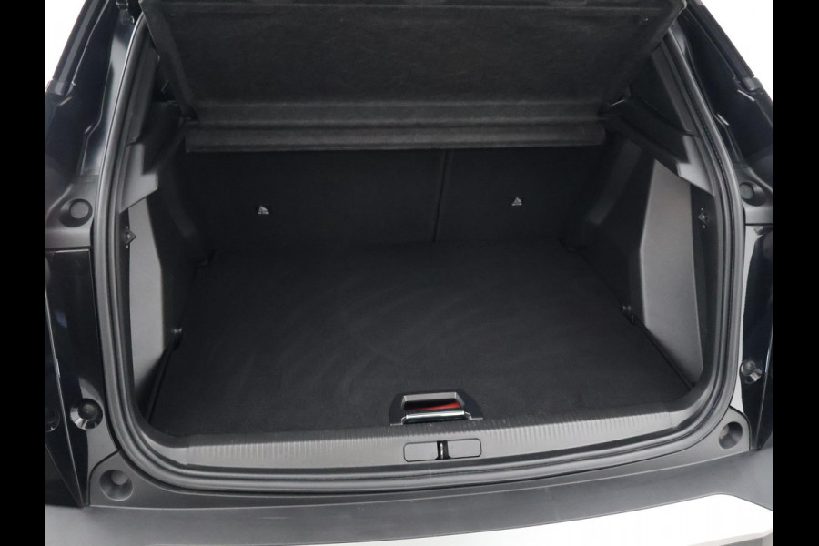 Peugeot e-2008 EV GT 50 kWh 3-FASE + ADAPTIVE CRUISE | PANORAMA | STOELVERW. | 18 INCH | 92% SOH | LEDER/ALCANTARA