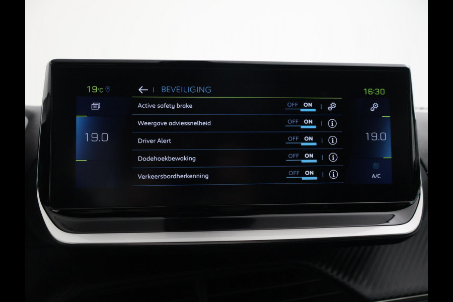 Peugeot e-2008 EV GT 50 kWh 3-FASE + ADAPTIVE CRUISE | PANORAMA | STOELVERW. | 18 INCH | 92% SOH | LEDER/ALCANTARA