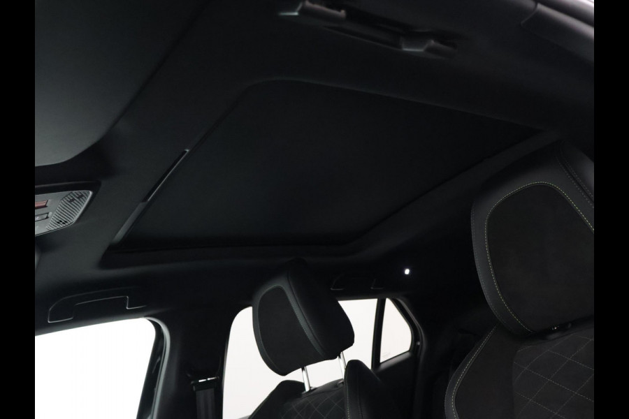 Peugeot e-2008 EV GT 50 kWh 3-FASE + ADAPTIVE CRUISE | PANORAMA | STOELVERW. | 18 INCH | 92% SOH | LEDER/ALCANTARA