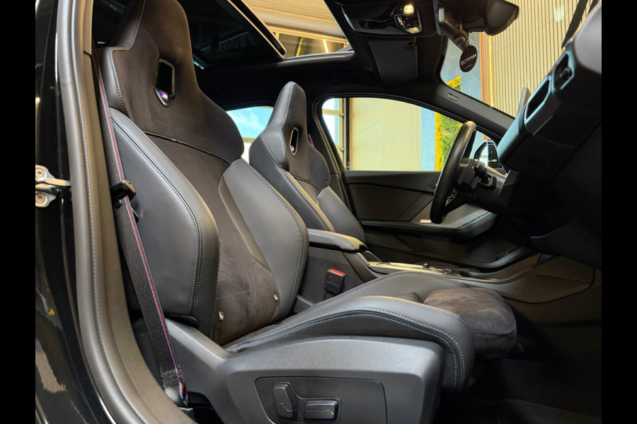 BMW 1-serie 120 M Sport Pro PANO|FABRIEKSGARANTIE|HARMAN KARDON|DEALER ONDERHOUDEN|KEYLESS|CARPLAY|CAMERA|SFEERVERL|19INCH|BOMVOL!