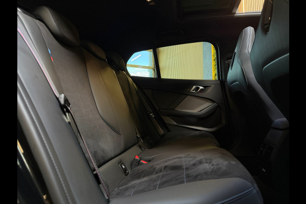 BMW 1-serie 120 M Sport Pro PANO|FABRIEKSGARANTIE|HARMAN KARDON|DEALER ONDERHOUDEN|KEYLESS|CARPLAY|CAMERA|SFEERVERL|19INCH|BOMVOL!