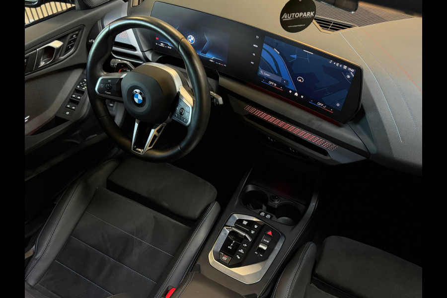 BMW 1-serie 120 M Sport Pro PANO|FABRIEKSGARANTIE|HARMAN KARDON|DEALER ONDERHOUDEN|KEYLESS|CARPLAY|CAMERA|SFEERVERL|19INCH|BOMVOL!