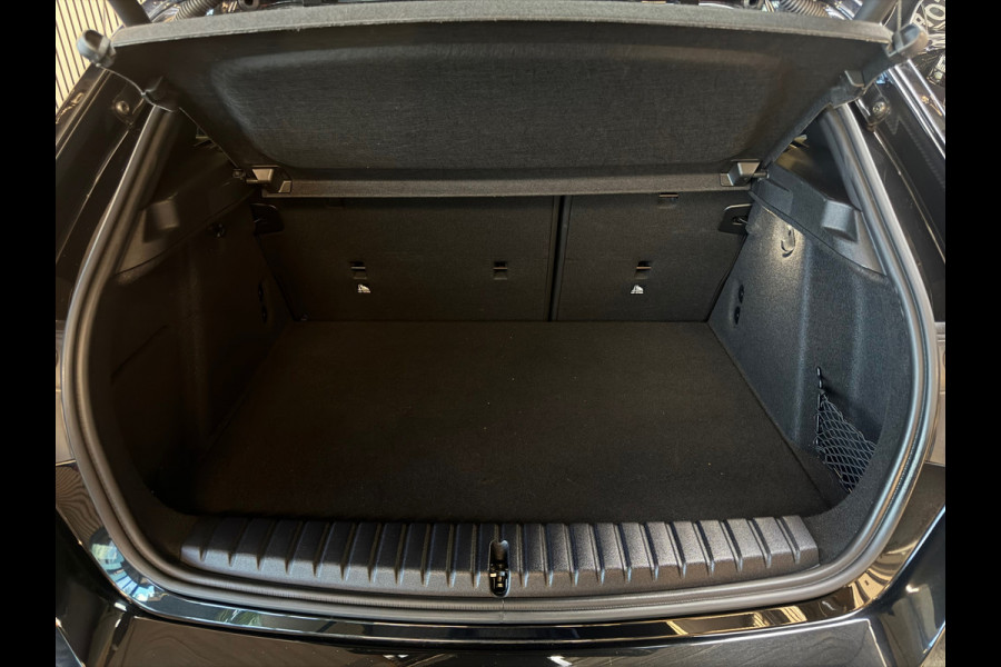 BMW 1-serie 120 M Sport Pro PANO|FABRIEKSGARANTIE|HARMAN KARDON|DEALER ONDERHOUDEN|KEYLESS|CARPLAY|CAMERA|SFEERVERL|19INCH|BOMVOL!