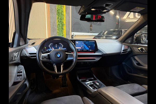 BMW 1-serie 120 M Sport Pro PANO|FABRIEKSGARANTIE|HARMAN KARDON|DEALER ONDERHOUDEN|KEYLESS|CARPLAY|CAMERA|SFEERVERL|19INCH|BOMVOL!