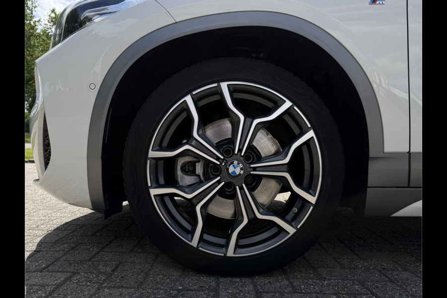 BMW X2 SDrive20i High Executive / Automaat / 19'' LM / Camera / Trekhaak (1.800KG) / M pakket /