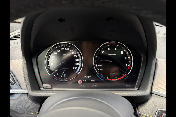 BMW X2 SDrive20i High Executive / Automaat / 19'' LM / Camera / Trekhaak (1.800KG) / M pakket /