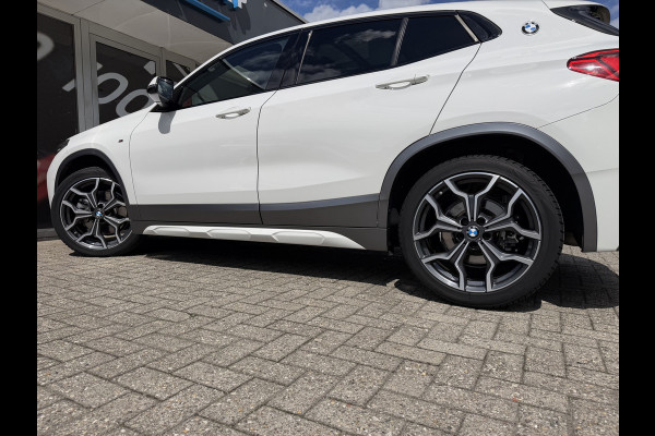 BMW X2 SDrive20i High Executive / Automaat / 19'' LM / Camera / Trekhaak (1.800KG) / M pakket /