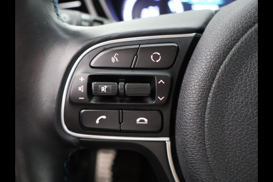 Kia e-Niro EXECUTIVE 64kWh 3 FASE ACCU SOH100% GARANTIE 2031* STOEL & STUUR VERWARMING. NAVIGATIE . PDC V+A