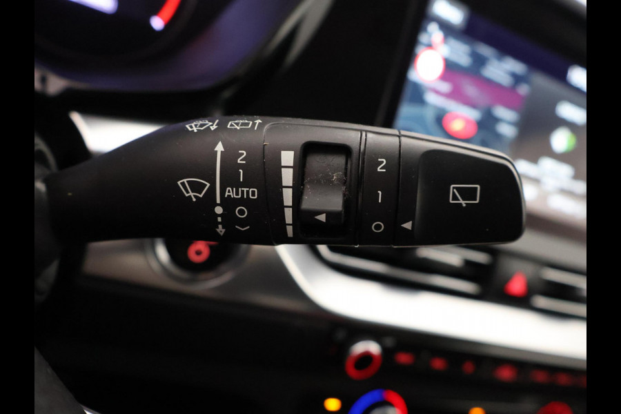Kia e-Niro EXECUTIVE 64kWh 3 FASE ACCU SOH100% GARANTIE 2031* STOEL & STUUR VERWARMING. NAVIGATIE . PDC V+A