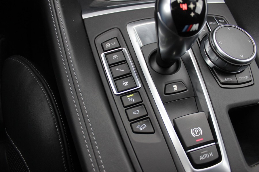 BMW X6 M / NL Auto! / Full option! / Trekhaak / Schuifdak / 360Camera / Carbon intr. / B&O / Softclose / Leder / 21'' / Standkachel / Entertainment System / Luchtvering / Stoelventilatie