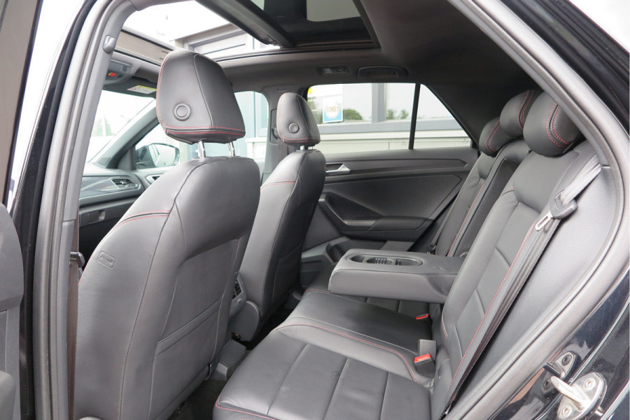 Volkswagen T-Roc 1.5 TSI 150pk DSG Sport Business R-Line , Pano , Virtual , Xenon, Leder, Navi , Carplay , LMV, PDC, Camera etc. etc