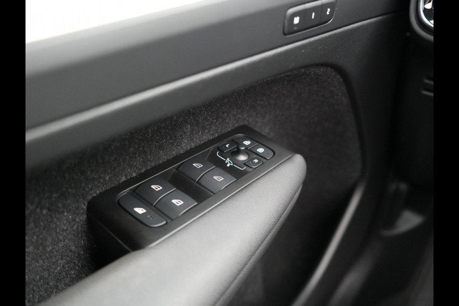 Volvo XC40 T5 Recharge Inscription PHEV 262pk Dealer O.H. | Trekhaak Af Fabriek | Panodak | Adaptive Cruise | 360 Camera | Harman / Kardon | Stoelen Memory & Verwarmd | Keyless | Blis | Apple Carplay | Naviatie