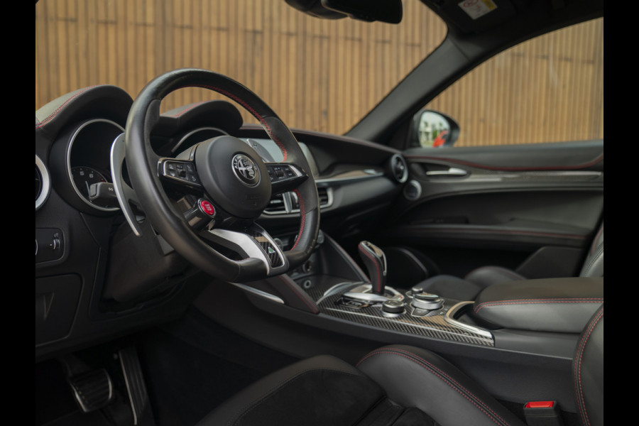 Alfa Romeo Stelvio 2.9 V6 AWD Quadrifoglio | Harman/Kardon | Rosso Competizione | Adapt. cruise | CarPlay | Carbon stuur