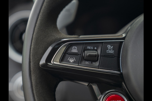 Alfa Romeo Giulia 2.9 V6 Quadrifoglio | Akrapovic | Carbon stoelen | Harman/Kardon | Facelift | Adapt. cruise