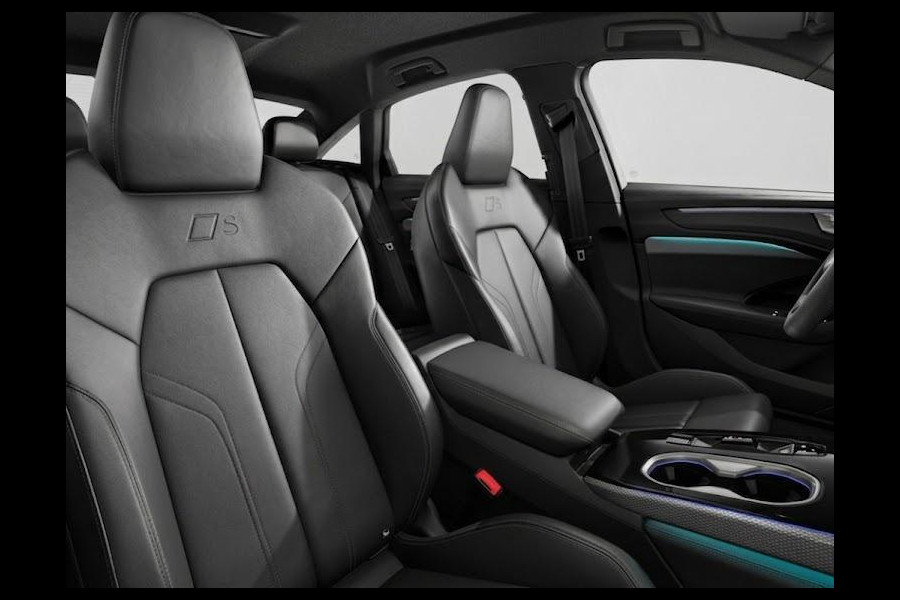 Audi A6 Limousine S edition e-hybrid 299 pk | Tech plus | Premium pakket | Exterieurpakket zwart | Achterklep elektrisch openend en sluitend |