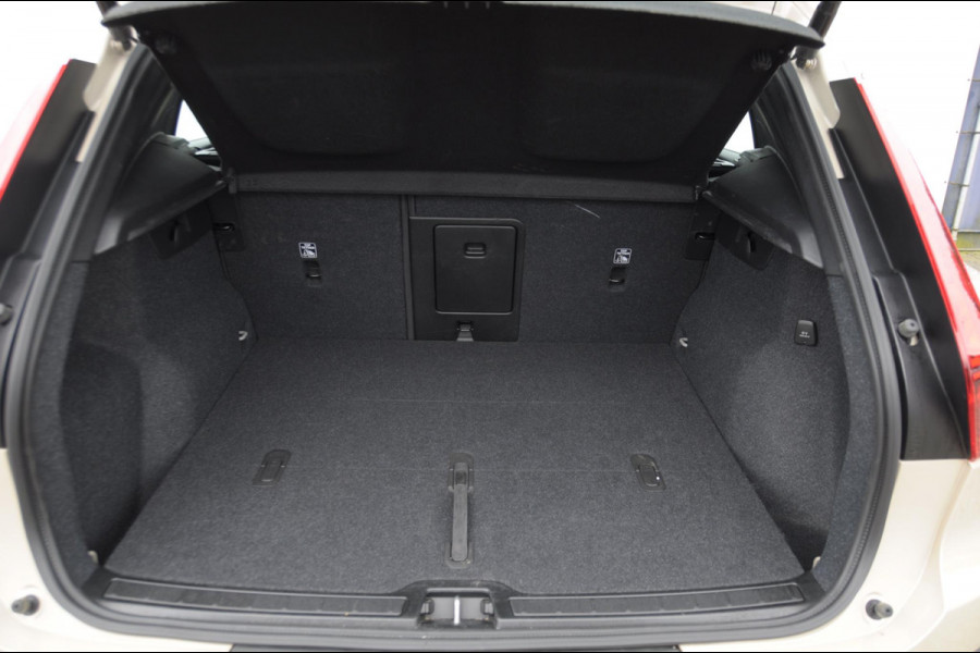 Volvo XC40 211PK Automaat B4 Plus Dark / Trekhaak / Navigatie / Adaptive Cruise / Harman Kardon / Stuur- & Stoelverwarming / Elektrische achterklep / Achteruitrijcamera / Elektrische stoelverst. met geheugen