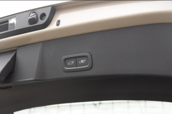 Volvo XC40 211PK Automaat B4 Plus Dark / Trekhaak / Navigatie / Adaptive Cruise / Harman Kardon / Stuur- & Stoelverwarming / Elektrische achterklep / Achteruitrijcamera / Elektrische stoelverst. met geheugen