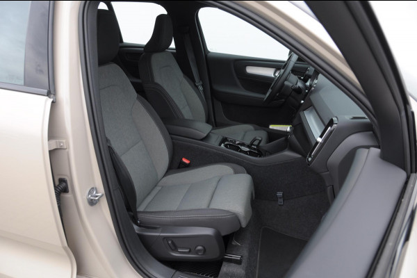 Volvo XC40 211PK Automaat B4 Plus Dark / Trekhaak / Navigatie / Adaptive Cruise / Harman Kardon / Stuur- & Stoelverwarming / Elektrische achterklep / Achteruitrijcamera / Elektrische stoelverst. met geheugen