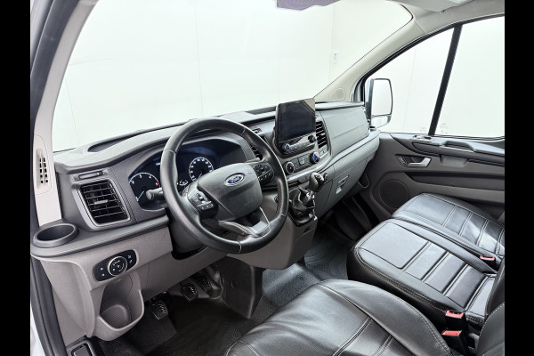 Ford Transit Custom 300 2.0TDCI L2H1 Dubbele Cabine 6-Persoons Trekhaak Navi Camera Cruise Control Imperiaal Airco Stoelverwarming Pdc DC DAB Bluetooth Betonplex Vloer Wandbetimmering 2.750KG Trekgewicht Origineel Nederlandse Auto
