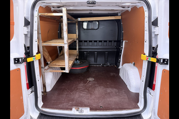 Ford Transit Custom 300 2.0TDCI L2H1 Dubbele Cabine 6-Persoons Trekhaak Navi Camera Cruise Control Imperiaal Airco Stoelverwarming Pdc DC DAB Bluetooth Betonplex Vloer Wandbetimmering 2.750KG Trekgewicht Origineel Nederlandse Auto
