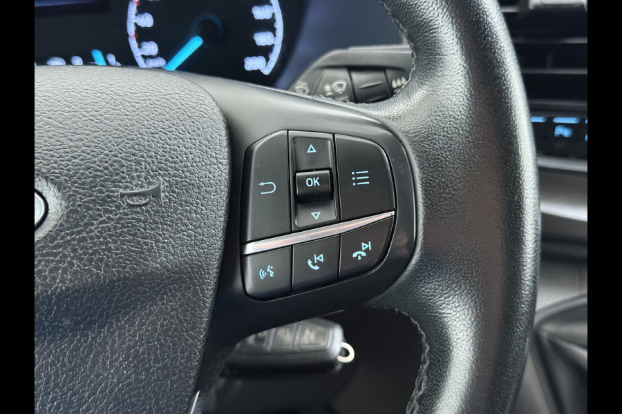 Ford Transit Custom 300 2.0TDCI L2H1 Dubbele Cabine 6-Persoons Trekhaak Navi Camera Cruise Control Imperiaal Airco Stoelverwarming Pdc DC DAB Bluetooth Betonplex Vloer Wandbetimmering 2.750KG Trekgewicht Origineel Nederlandse Auto