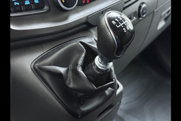 Ford Transit Custom 300 2.0TDCI L2H1 Dubbele Cabine 6-Persoons Trekhaak Navi Camera Cruise Control Imperiaal Airco Stoelverwarming Pdc DC DAB Bluetooth Betonplex Vloer Wandbetimmering 2.750KG Trekgewicht Origineel Nederlandse Auto