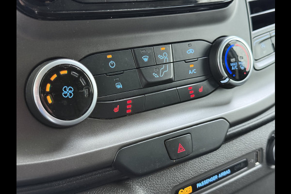 Ford Transit Custom 300 2.0TDCI L2H1 Dubbele Cabine 6-Persoons Trekhaak Navi Camera Cruise Control Imperiaal Airco Stoelverwarming Pdc DC DAB Bluetooth Betonplex Vloer Wandbetimmering 2.750KG Trekgewicht Origineel Nederlandse Auto