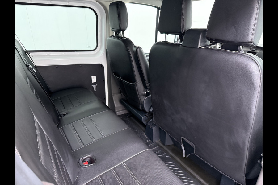 Ford Transit Custom 300 2.0TDCI L2H1 Dubbele Cabine 6-Persoons Trekhaak Navi Camera Cruise Control Imperiaal Airco Stoelverwarming Pdc DC DAB Bluetooth Betonplex Vloer Wandbetimmering 2.750KG Trekgewicht Origineel Nederlandse Auto