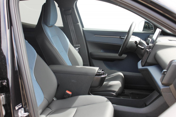 Volvo EX30 Single Motor Ext Range Plus Black Ed Europa 69 kWh 20" Lichtmetalen velgen, Google Infotainment, Getinte ramen vanaf de B-Stijl, Verwarmbare voorstoelen, Parkeersenoren