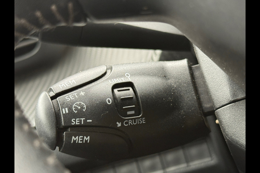 Peugeot 2008 1.2 PureTech Allure / 3D COCKPIT / CAMERA / CAM