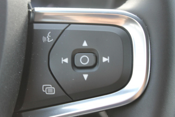 Volvo XC40 2.0 B4 Plus Dark