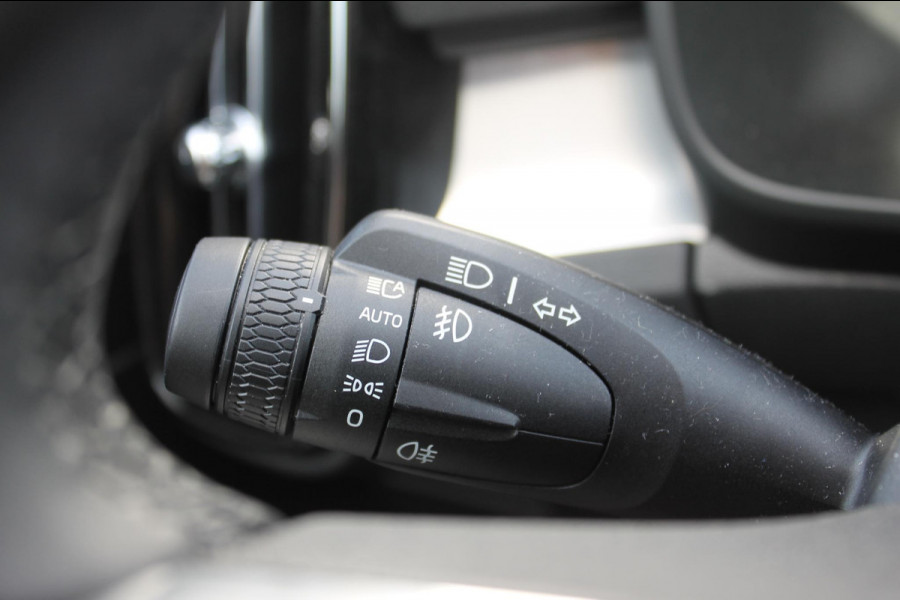 Volvo XC40 2.0 B4 Plus Dark