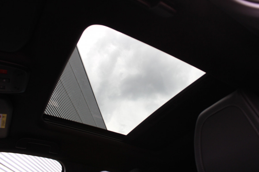 Peugeot 2008 1.2 PureTech 130PK GT-Line Automaat | 3D Cockpit | Leder | Panoramadak | Massage