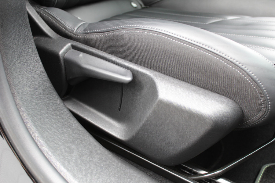 Peugeot 2008 1.2 PureTech 130PK GT-Line Automaat | 3D Cockpit | Leder | Panoramadak | Massage