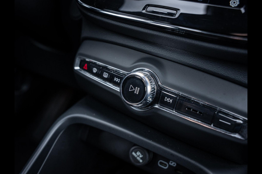 Volvo XC40 Recharge Plus 70kWh - R-Design l 96% SOH l Warmtepomp l Trekhaak l Camera